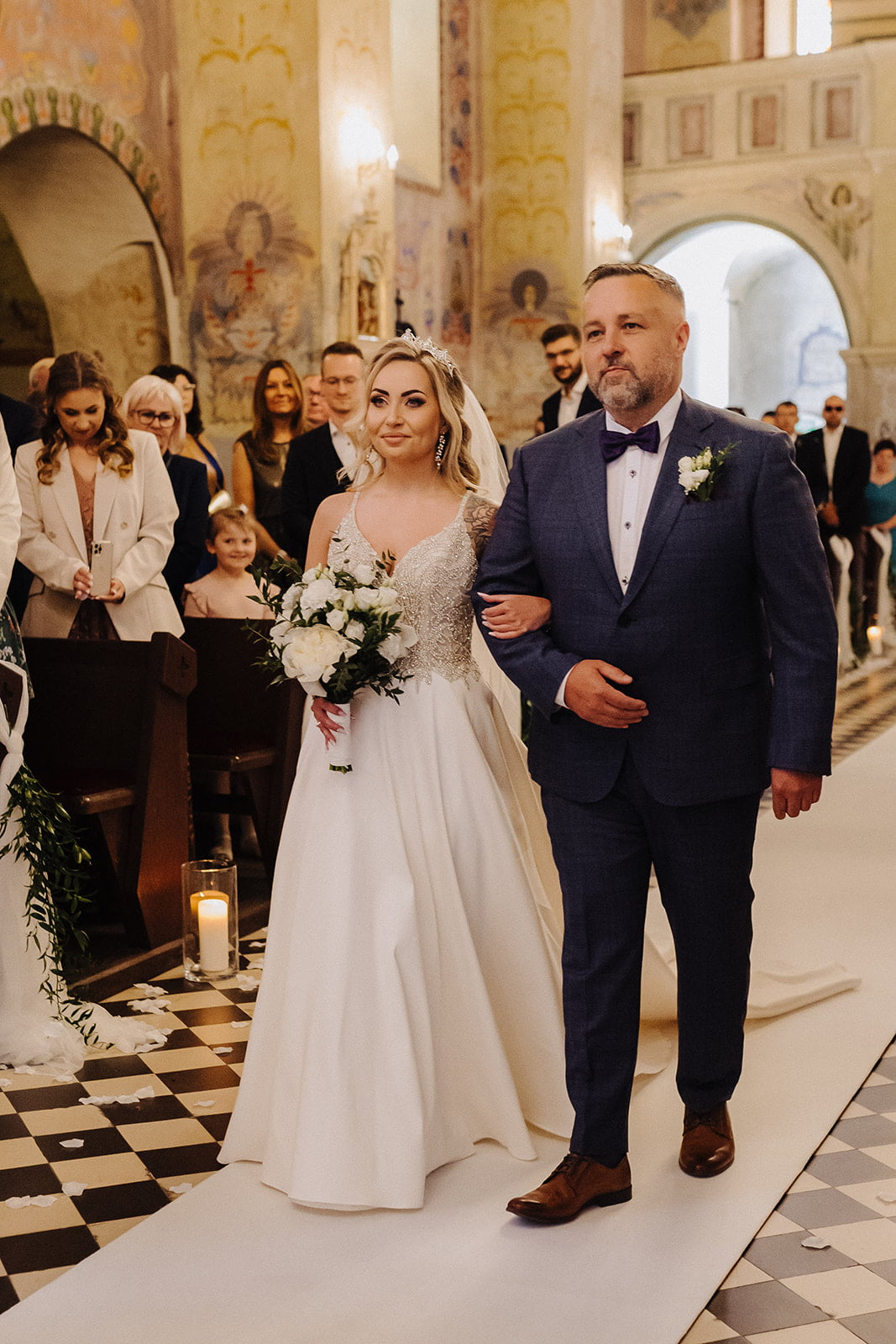 kto prowadzi pannę młodą, czy tata prowadzi do ołtarza